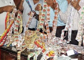 परळी: साडेचार लाखाचा अवैध गुटखा परळीत पकडला, अप्पर पोलिस अधिक्षक कविता नेरकर यांच्या पथकाची कारवाई