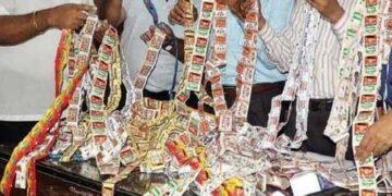 परळी: साडेचार लाखाचा अवैध गुटखा परळीत पकडला, अप्पर पोलिस अधिक्षक कविता नेरकर यांच्या पथकाची कारवाई