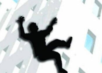 मुंबई: 6 वर्षाच्या मुलीसह आईने घेतली 6 मजली इमारती वरून उडी, आई व मुलीचा मृत्यू.