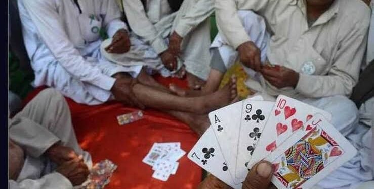 बेकायदेशीर पत्त्यांचा क्लबवर छापा टाकुन १२ इसमावर पुणे शहर सामाजिक सुरक्षा विभाग, गुन्हे शाखेची कारवाई.