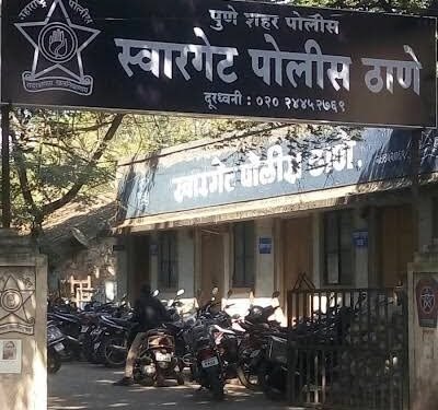 मायक्रो फायनान्सद्वारे कर्ज देतो असे सांगुन १०० ते १५० सामान्य लोकांना फसवुन पसार झालेल्या यु-ट्युब (बंटी-बबली) जोडप्याला स्वारगेट पोलीसांकडुन सुरत (गुजरात) येथून केली अटक