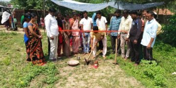 ग्रापंचायत तलवाडा येथे जि.प. शाळेत नवीन वर्ग खोलीचे जिल्हा परिषद अध्यक्ष अजयभाऊ कंकडालवार यांच्या हस्ते भूमिपूजन.