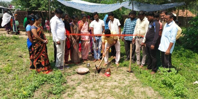 ग्रापंचायत तलवाडा येथे जि.प. शाळेत नवीन वर्ग खोलीचे जिल्हा परिषद अध्यक्ष अजयभाऊ कंकडालवार यांच्या हस्ते भूमिपूजन.