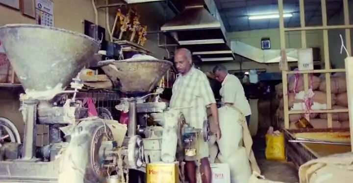 नाशिक: महागाई व विजेचे वाढते दर वाढल्या मुळे दळणाचे दर वाढले, सामान्याच्या पॉकीटवर महागाईचा मार.