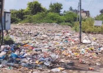 संगमनेर शहरात ठिक ठिकाणी कचऱ्याचे ढीग, शहरातील नागरिकांचे आरोग्य धोक्यात. नगर पालिका झोपेत.