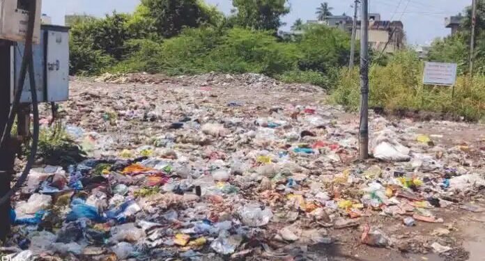 संगमनेर शहरात ठिक ठिकाणी कचऱ्याचे ढीग, शहरातील नागरिकांचे आरोग्य धोक्यात. नगर पालिका झोपेत.