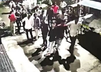 नाशिक: दांडिया खेळताना झालेल्या वादावरून एका युवकाला मारण्यासाठी धारदार शस्त्रे, तलवार  घेऊन आले 15 गुंड.