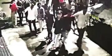 नाशिक: दांडिया खेळताना झालेल्या वादावरून एका युवकाला मारण्यासाठी धारदार शस्त्रे, तलवार  घेऊन आले 15 गुंड.