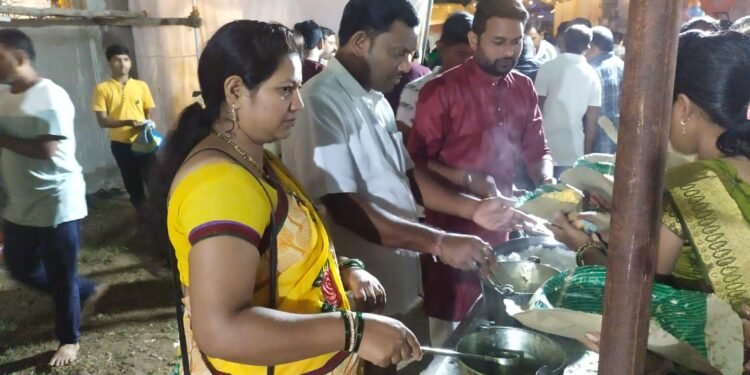 माँ वैष्णवधाम दुर्गा मंदिर आलापली येते महाप्रसादाचे आयोजन.