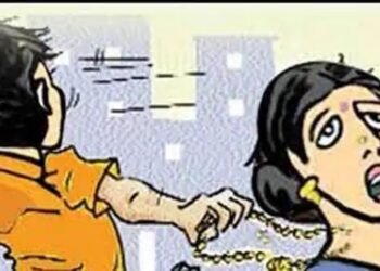 नाशिक: खरेदीच्या बहाण्याने दुकानात येऊन  चोरट्यांनी महिलेच्या गळ्यातील दागिने नेले खेचून.