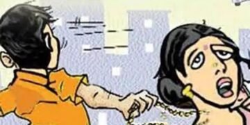 नाशिक: खरेदीच्या बहाण्याने दुकानात येऊन  चोरट्यांनी महिलेच्या गळ्यातील दागिने नेले खेचून.