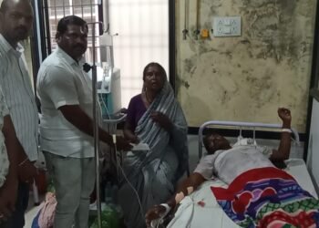 वनविभागाचा कर्मचाऱ्याचा जाचाला कंटाळून आत्महत्येचा प्रयत्न, जिल्हा ग्रामीण रुग्णालयात जि.प. सदस्य अमर बोडलावार भेट घेऊन केले आर्थिक मदत.