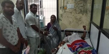 वनविभागाचा कर्मचाऱ्याचा जाचाला कंटाळून आत्महत्येचा प्रयत्न, जिल्हा ग्रामीण रुग्णालयात जि.प. सदस्य अमर बोडलावार भेट घेऊन केले आर्थिक मदत.