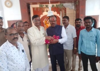 भारतीय जनता पक्षाचे प्रदेशाध्यक्ष चंद्रशेखर बावनकुळे यांची सावनेर च्या जय माता दी मंदिराला भेट.