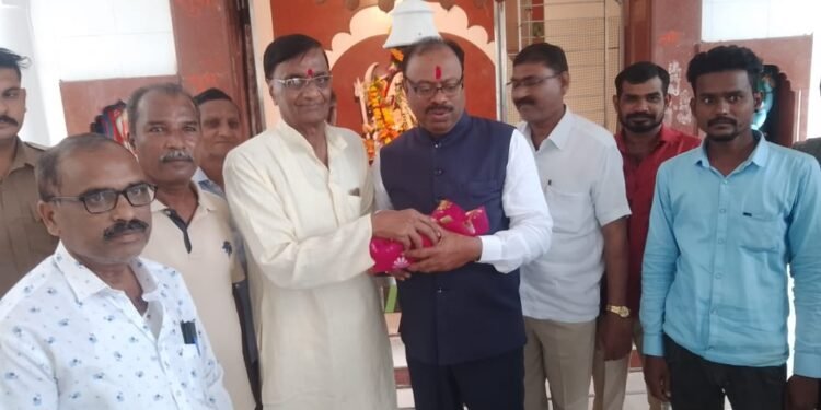 भारतीय जनता पक्षाचे प्रदेशाध्यक्ष चंद्रशेखर बावनकुळे यांची सावनेर च्या जय माता दी मंदिराला भेट.