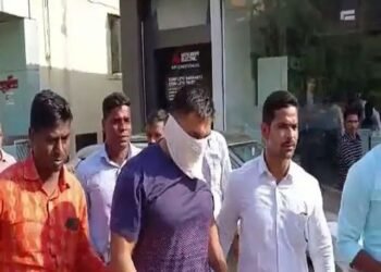 अहमदनगर शहरातील लष्कराच्या हद्दीतील मालमत्तेवर बांधकाम परवानगीसाठी बनावट सही शिक्यासह दाखले तयार करुन महसूल उपविभागीय कार्यालयाची फसवणूक.