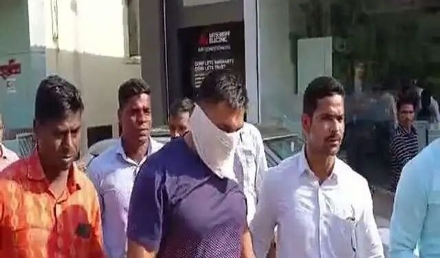 अहमदनगर शहरातील लष्कराच्या हद्दीतील मालमत्तेवर बांधकाम परवानगीसाठी बनावट सही शिक्यासह दाखले तयार करुन महसूल उपविभागीय कार्यालयाची फसवणूक.