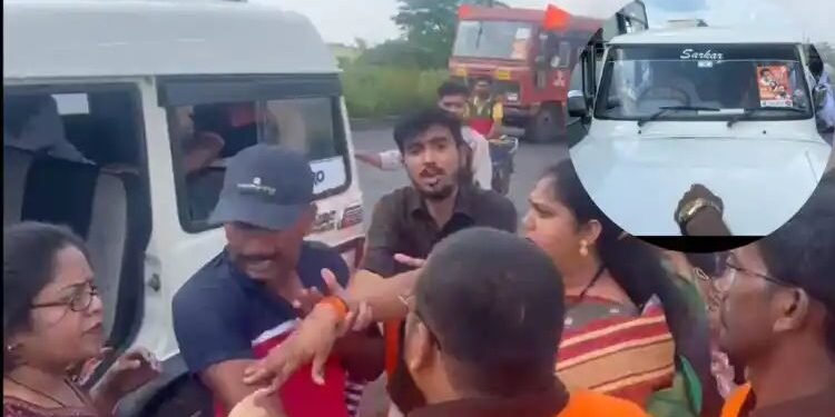 मुंबईत दसऱ्या मेळाव्याला निघालेल्या शिंदे गटातील समर्थकांना शिवसेनेच्या महिला समर्थकांनी धूतल