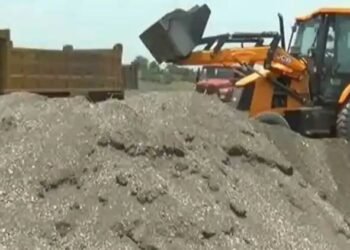 स्थानिक तलाठ्यांच्या दुर्लक्षामुळे संगमनेर शहर हद्दीतील प्रवरापात्रातून भर दिवसा गाढवांच्या मदतीने वाळूतस्करी.