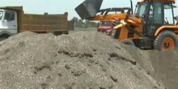 स्थानिक तलाठ्यांच्या दुर्लक्षामुळे संगमनेर शहर हद्दीतील प्रवरापात्रातून भर दिवसा गाढवांच्या मदतीने वाळूतस्करी.