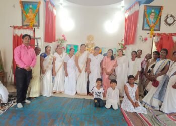 सौ. सारिका कनकम माजी शिक्षण सभापती न.प बल्लारपुर के प्रमुख उपस्थिति में ‘धम्मचक्र परिवर्तन दीन’ मनाया गया.