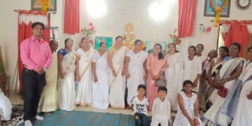 सौ. सारिका कनकम माजी शिक्षण सभापती न.प बल्लारपुर के प्रमुख उपस्थिति में ‘धम्मचक्र परिवर्तन दीन’ मनाया गया.