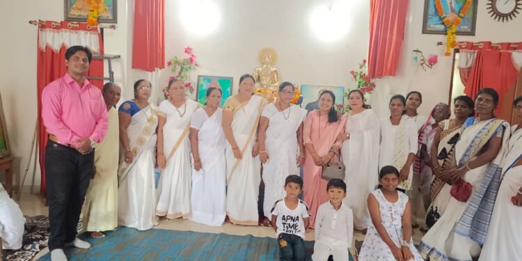 सौ. सारिका कनकम माजी शिक्षण सभापती न.प बल्लारपुर के प्रमुख उपस्थिति में ‘धम्मचक्र परिवर्तन दीन’ मनाया गया.