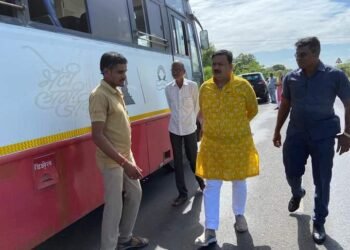 एसटीचा फुटला टायर; खासदारानी दिला प्रवाशांना मदतीचा हात, खासदार बाळू धानोरकरांची दाखविले पुन्हा एकदा माणुसकीचे दर्शन.
