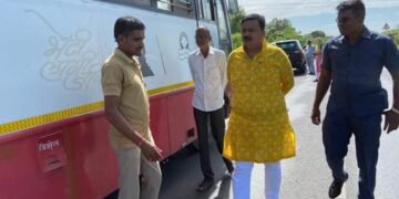 एसटीचा फुटला टायर; खासदारानी दिला प्रवाशांना मदतीचा हात, खासदार बाळू धानोरकरांची दाखविले पुन्हा एकदा माणुसकीचे दर्शन.