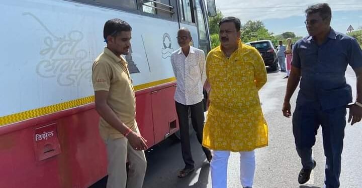 एसटीचा फुटला टायर; खासदारानी दिला प्रवाशांना मदतीचा हात, खासदार बाळू धानोरकरांची दाखविले पुन्हा एकदा माणुसकीचे दर्शन.