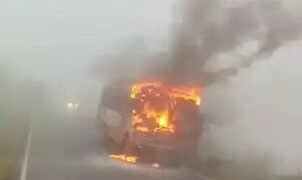 सप्तशृंगी गड येथे महाराष्ट्र राज्य परिवहन मंडळाच्या एसटी बसला शॉर्टसर्किटमुळे भीषण आग.