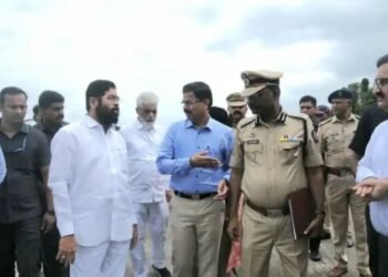 नांदूरनाका येथे खासगी बसच्या भीषण अपघात,  १२ प्रवाशांचा मृत्यू तर ४१ जखमी, मुख्यमंत्री एकनाथ शिंदे यांनी घेतली प्रवाशांची भेट.