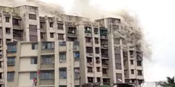 मुंबई: कुर्ला येथील बिल्डिंगला भीषण आग; जीव वाचवण्यासाठी नागरिकांची धडपड.