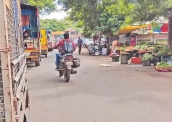 संगमनेर शहरात अतिक्रमणांचा सुळसुळाट, रस्ते अरूंद झाल्यामुळे वाहतूक कोंडीत भर, नागरिक त्रस्त.