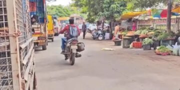 संगमनेर शहरात अतिक्रमणांचा सुळसुळाट, रस्ते अरूंद झाल्यामुळे वाहतूक कोंडीत भर, नागरिक त्रस्त.