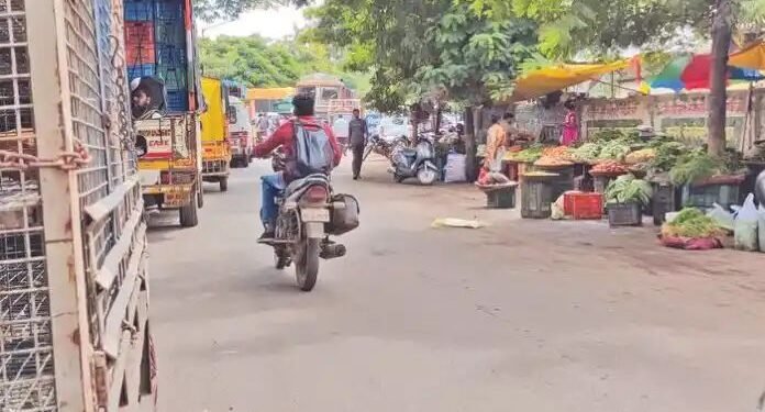 संगमनेर शहरात अतिक्रमणांचा सुळसुळाट, रस्ते अरूंद झाल्यामुळे वाहतूक कोंडीत भर, नागरिक त्रस्त.