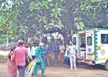 साहेब, मयतांच्या यादीत आमच्या माणसाचे नाव आहे का सांगा, मन हेलावून टाकणारी ही घटना नाशिक जिल्हा रुग्णालयात समोर.