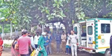 साहेब, मयतांच्या यादीत आमच्या माणसाचे नाव आहे का सांगा, मन हेलावून टाकणारी ही घटना नाशिक जिल्हा रुग्णालयात समोर.