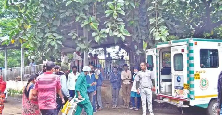 साहेब, मयतांच्या यादीत आमच्या माणसाचे नाव आहे का सांगा, मन हेलावून टाकणारी ही घटना नाशिक जिल्हा रुग्णालयात समोर.