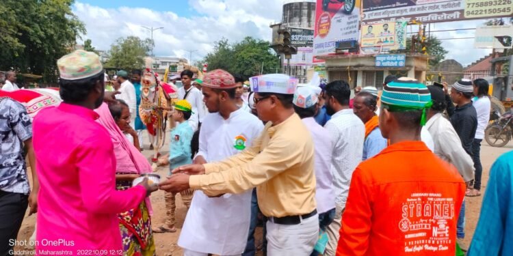 ईद निर्मित वंचित बहुजन आघाडी तर्फे मुस्लिम बांधवांचे पुष्पगुच्छाने स्वागत करून केले अल्पोहार वाटप.