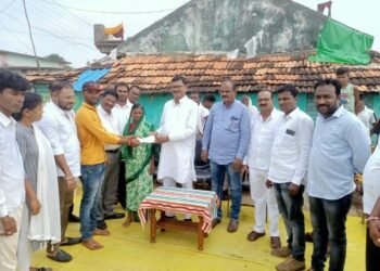 गोंडपीपरी तालुका तारसा खुर्द गावातील मृतक शांताराम भोयर यांच्या कुटुंबीयांना ४ लाखाची मदत, आमदार सुभाष धोटें यांच्या हस्ते धनादेशाचे वितरण.