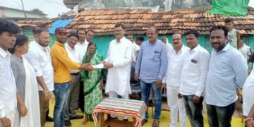 गोंडपीपरी तालुका तारसा खुर्द गावातील मृतक शांताराम भोयर यांच्या कुटुंबीयांना ४ लाखाची मदत, आमदार सुभाष धोटें यांच्या हस्ते धनादेशाचे वितरण.