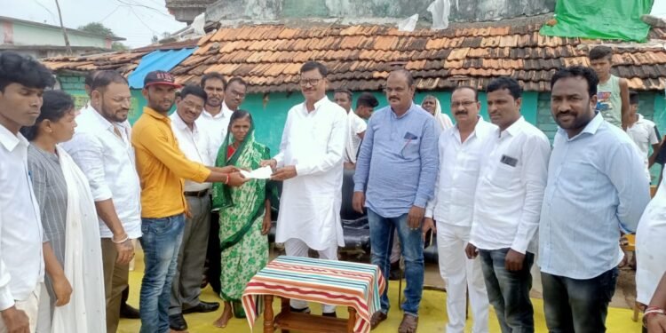 गोंडपीपरी तालुका तारसा खुर्द गावातील मृतक शांताराम भोयर यांच्या कुटुंबीयांना ४ लाखाची मदत, आमदार सुभाष धोटें यांच्या हस्ते धनादेशाचे वितरण.