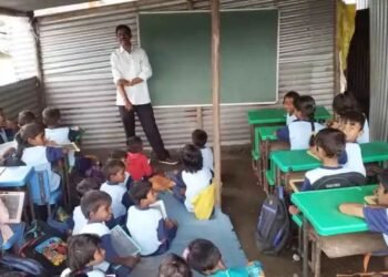 नाशिक: दप्तर घ्या, बकऱ्या द्या, विद्यार्थ्यांनी बकऱ्यांसह जिल्हा परिषदेवर एल्गार, अखेर प्रशासन झुकले.