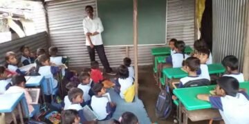 नाशिक: दप्तर घ्या, बकऱ्या द्या, विद्यार्थ्यांनी बकऱ्यांसह जिल्हा परिषदेवर एल्गार, अखेर प्रशासन झुकले.