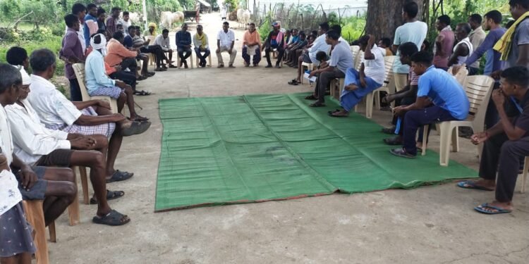 टेकुलगुळा येथील गावातील समस्येचा निराकरण करण्याकरीता माजी जी.प.अध्यक्ष अजय कंकडालवार यांनी जनतेशी साधला संवाद.