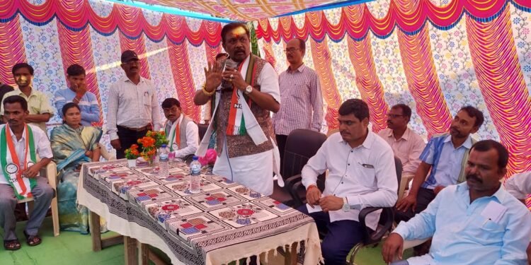 अडपल्ली माल व चक येथे आमदारांनी जाणून घेतल्या समस्या; जनतेच्या कल्याणासाठी निधी खेचून आणू: आ.धर्मराव बाबा आत्राम