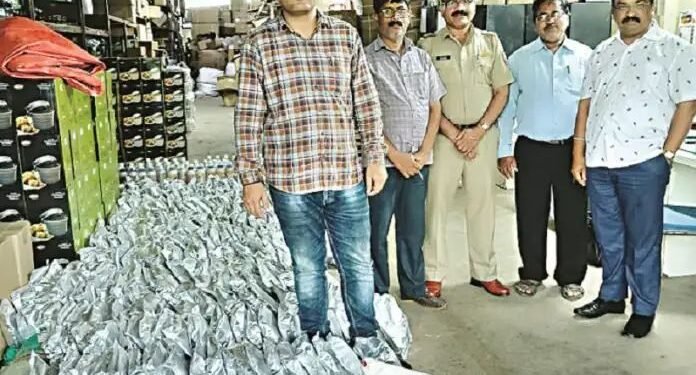 शेतकऱ्याची फसवणुक, दिंडोरी येथील नंदिनी किचन अॅप्लीकेशन प्रा.लि.च्या आवारात बनावट किटकनाकाचा मोठा साठा मिळाला.