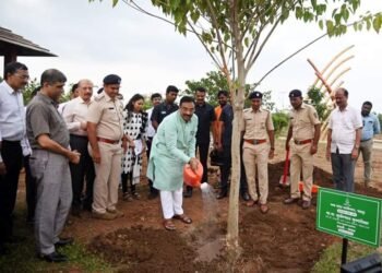 बॉटनिकल गार्डनचे काम सर्वांच्या समन्वयातून वेळेत पूर्ण करा; पालकमंत्र्यांनी घेतला कामकाजाच्या आढावा.