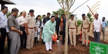 बॉटनिकल गार्डनचे काम सर्वांच्या समन्वयातून वेळेत पूर्ण करा; पालकमंत्र्यांनी घेतला कामकाजाच्या आढावा.